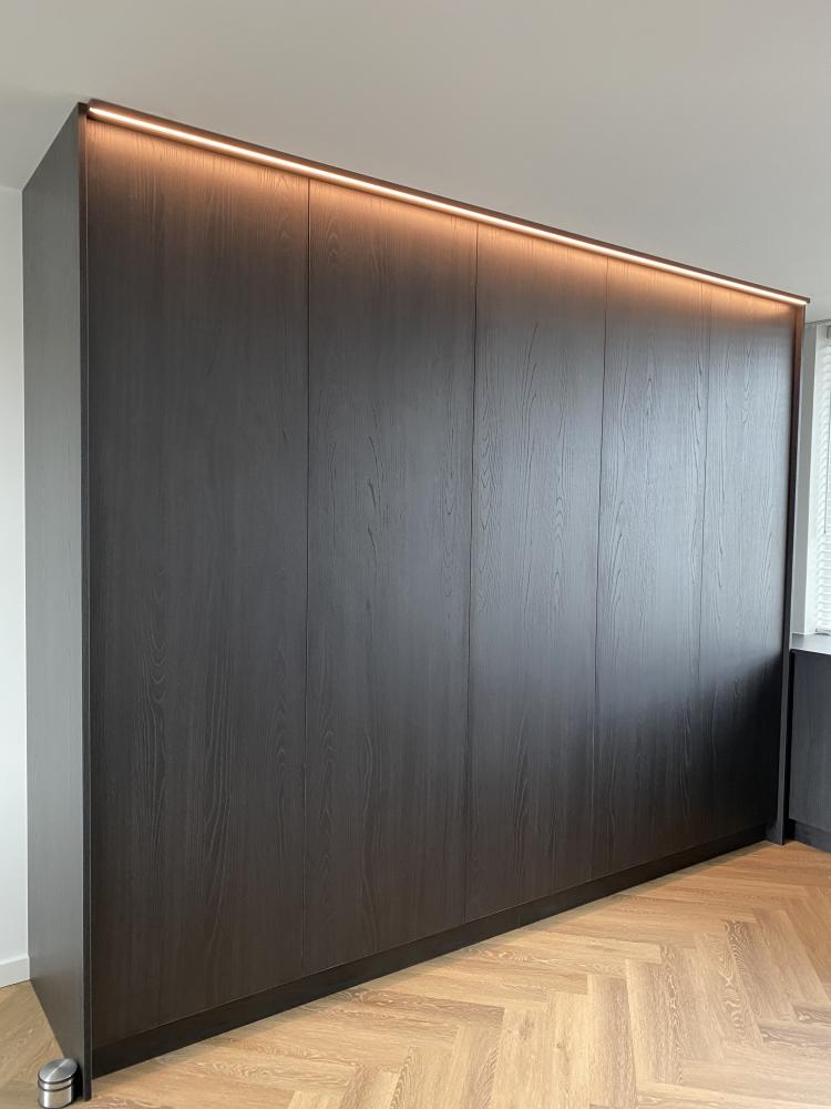 Walk-in closet 3