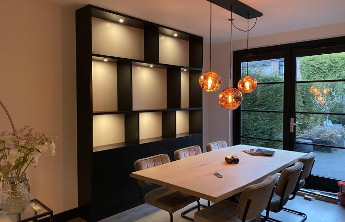 Prachtige wandkast met eettafel
