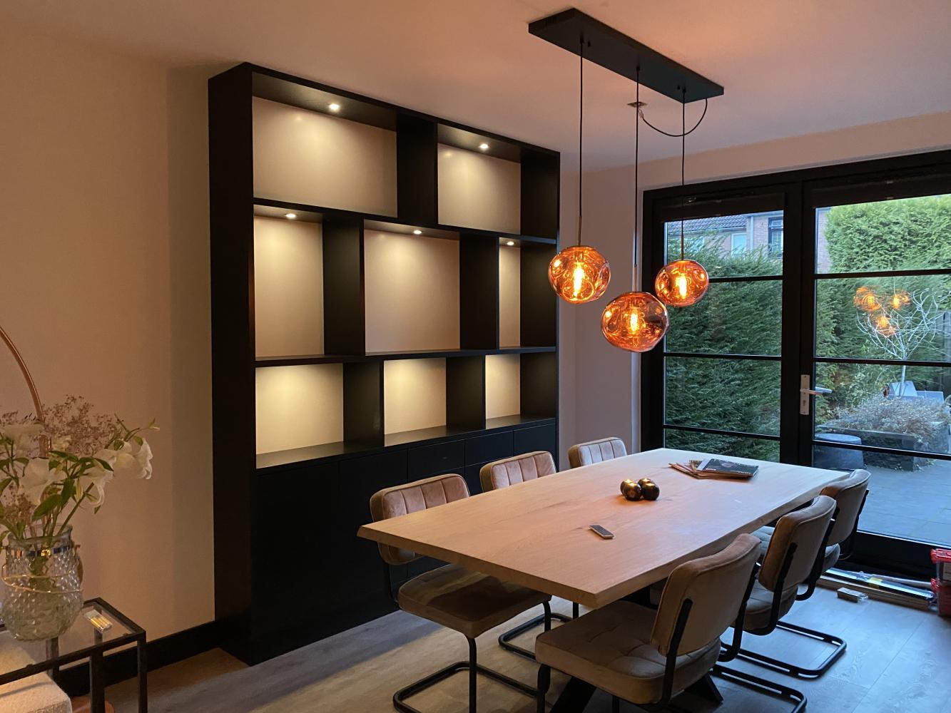 Prachtige wandkast met eettafel