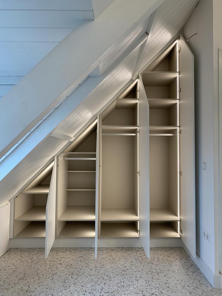 Schuine kledingkast