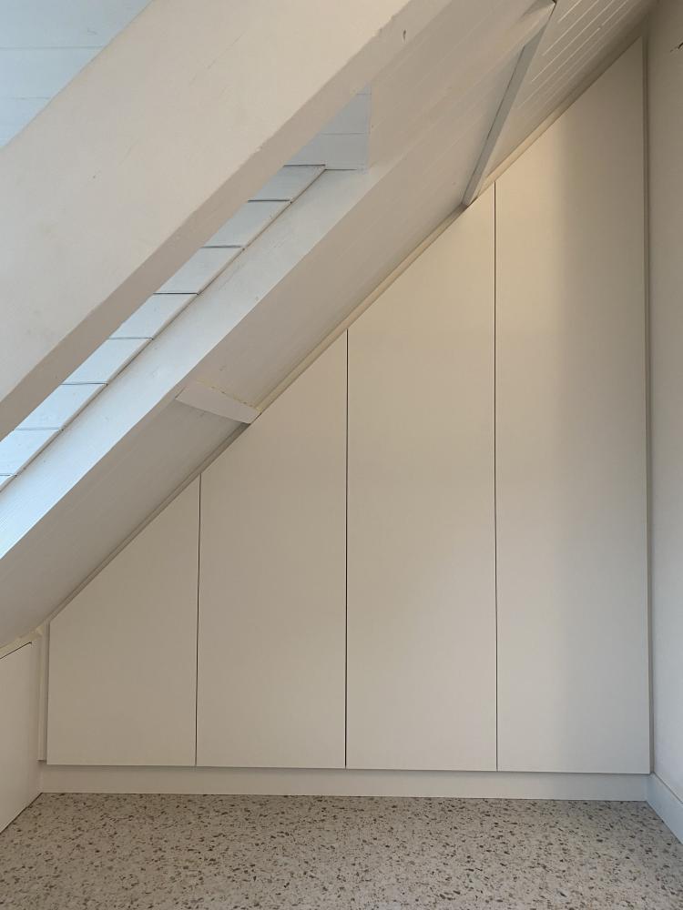 Schuine kledingkast 2