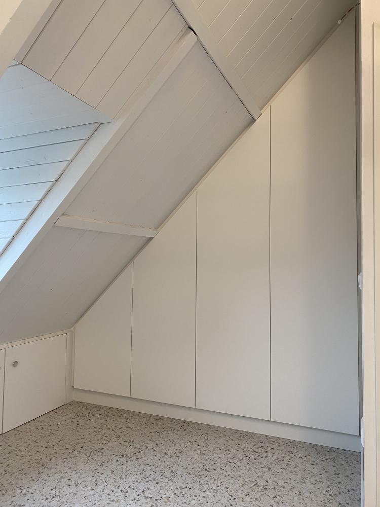 Schuine kledingkast 3