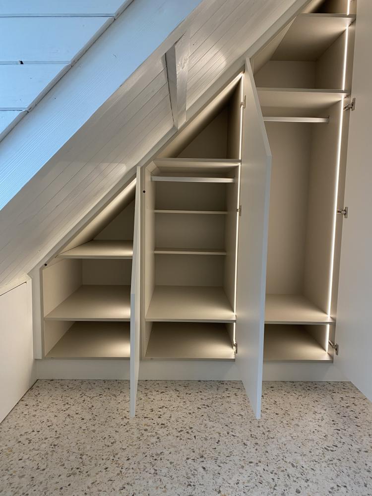 Schuine kledingkast 4