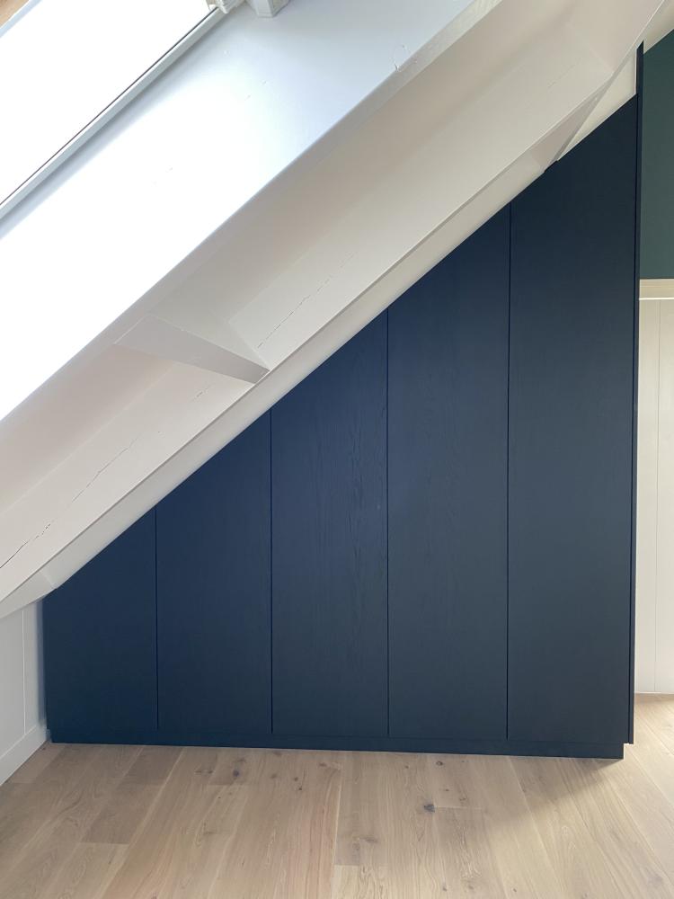 Kastenwand onder een schuine hoek